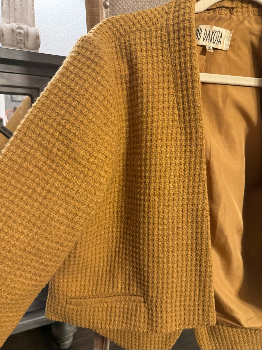 BB Dakota Mustard Textured Open-Front Cropped Blazer - Picture 4 of 5